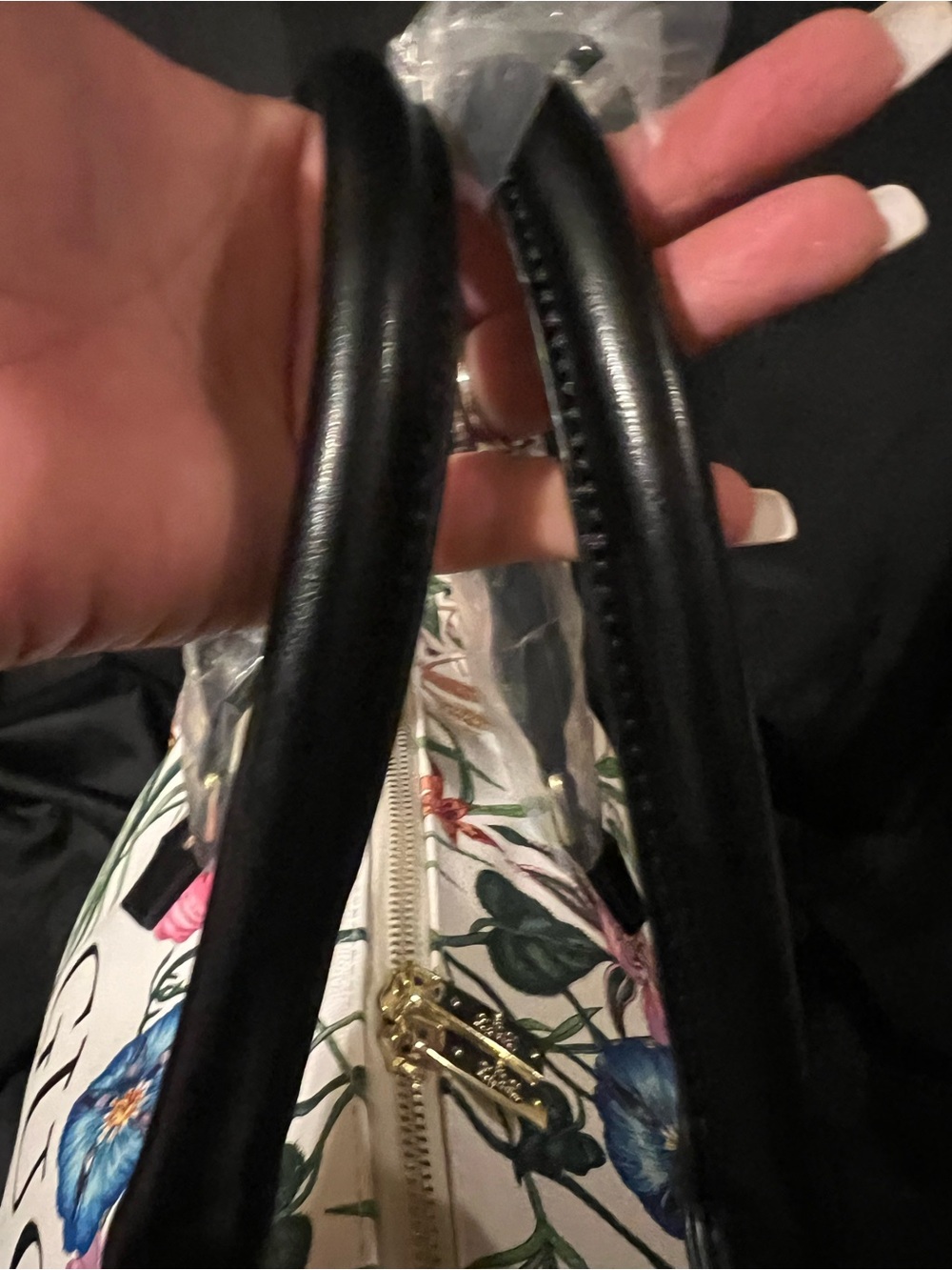 GUCCI White Floral Logo Duffle Bag - Picture 6 of 16